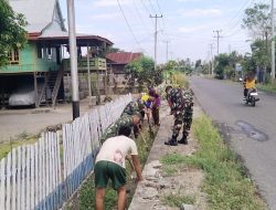 Koramil-08 Kodim 1404/Pinrang Bersihkan Saluran Air Bersama Warga