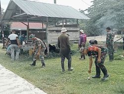 Anggota Koramil 1419-01/Maiwa Bersama Masyarakat Kerja Bakti Pembersihan Selokan