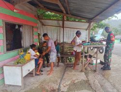 Babinsa Satgaster Komsos dengan Mama Penjual Pinang