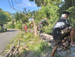 Wujudkan Lingkungan Bersih, Babinsa Koramil 1425-05/Batang Bersama Masayarakat Karya Bhakti Bersihkan Salurang Air/Drainase