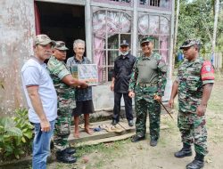 Kunker Ke Koramil 02/Mph Hulu. Jajaran, Dandim 1210/Landak Berikan Bansos Kepada Warga.Dalam Rangka Memperingati HUT TNI Ke 79