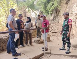 Babinsa Koramil 02/Bantimurung Melaksanakan Pendampingan Kunjungan Wisata di Situs Arkeologi Leang-Leang