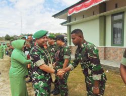 TRADISI PENYAMBUTAN DANDIM 1703/DEIYAI YANG BARU YANG BERLANGSUNG DI KODIM 1703/DEIYAI
