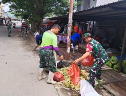 Semangat Gotong Royong, Koramil 02 Enrekang Gelar Karya Bhakti Bersihkan Selokan Bersama Rakyat