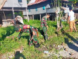 Bentuk Kepedulian Babinsa Koramil 1425-02/Bangkala Ajak Masyarakat Bersihkan Saluran Air