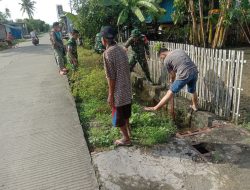 Cegah Banjir dan Wabah Penyakit, Koramil-03 Kodim 1404/Pinrang bersama Warga Kerja Bakti Pembersihan Saluran Air