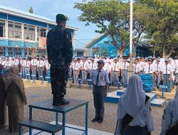 Babinsa Ramil 1422-01/Lau Dampingi Danramil Sebagai Pembina Upacara Bendera di SMKN 1 Maros