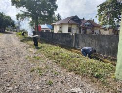 Personel Koramil 1424-05/Sinjai Selatan Kodim 1424/Sinjai Gelar Karya Bakti Pembersihan Saluran Air