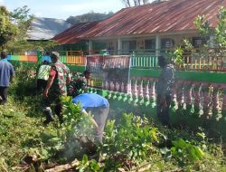 Anggota Koramil Baraka Timbulkan Semangat Gotong Royong Di Lingkungan Sekolah TK