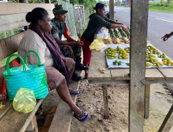 Jalin Silaturahmi, Babinsa Satgaster Gelar Komsos dengan Mama-Mama Penjual Pinang