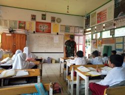 Babinsa Ramil 01/Ajangale Berikan Motivasi Kepada Siswa Di SDN Inpres 12/79 Desa Labissa