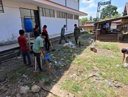 Bersihkan Pasar, Bukti Nyata Babinsa Koramil 16/Tonra Peduli Kesehatan Warganya