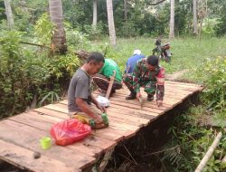 Babinsa 08/Lamuru Bersama Warga Kerja Bakti Pembuatan Jembatan Untuk Jalan Tani