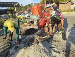 Babinsa 05/Ulaweng Bantu Pengecoran Jembatan Rumah Warga