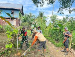 Babinsa 09/Lappariaja Dan Masyarakat Bekerja Sama Gotong Royong Perbaiki Jalan Rusak Di Desa Tenri Pakkua