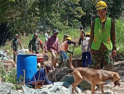 Gotong Royong Babinsa 20 Bontocani Bersama Warga Bangun Talud Jalan Tani Di Desa Pammusureng