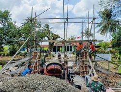 Agar Terlihat Kokoh, Personel Koramil Sibulue Bangun Gapura