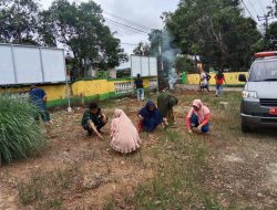 Babinsa Tonra Bantu Perangkat Desa Kerja Bakti Bersihkan Halaman Kantor Desa