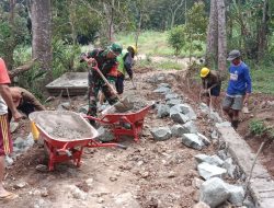 Selalu Ada Di Tengah – Tengah Warga, Babinsa Bontocani Gotong Royong Bangun Pondasi Jalan Tani