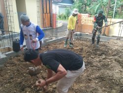 Tanamkan Jiwa Gotong Royong, Babinsa Kajuara Luangkan Waktu Bantu Warga Bangun Rumah