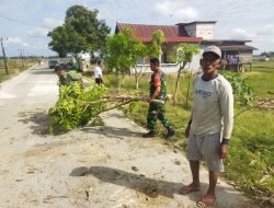 Bersama Warga, Babinsa Dua Boccoe Kerja Bakti Bersihkan Rumput Liar Sepanjang Jalan Kel. Unyi