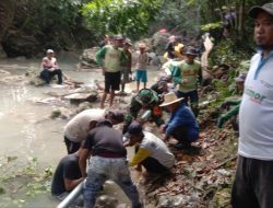 Bersama Warga Masyarakat, Babinsa Koramil Ulaweng Kerja Bakti Pasang Pipa Saluran Air Bersih