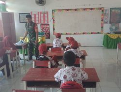 Peduli Pendidikan Anak, Babinsa Ramil 16/Tonra Berikan Arahan Di SDN 249 Desa Muara