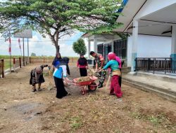 Babinsa Laburasseng Koramil 14/Libureng Bersama Ibu – Ibu PKK Kerja Bakti Bersihkan Halaman Posyandu