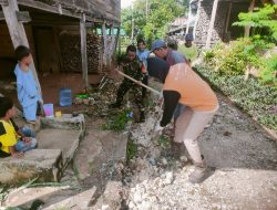 Bangun Keakraban, Babinsa Tanete Riattang Bantu Penggalian Pondasi Rumah Milik Warga Binaan