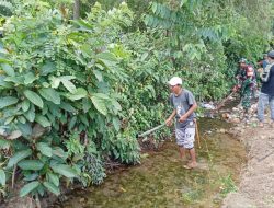 Babinsa Koramil Ponre Warga Bersama Membersihkan Saluran Drainase Antisipasi Banjir