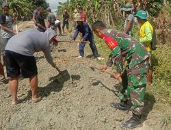 Babinsa Lallatang Koramil 02/Dua Boccoe Gotong Royong Bersama Masyarakat Memperbaiki Jalan Penghubung Desa