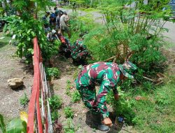 Bersihkan Parit Dan Jalan, Babinsa Bolli Koramil 10/Ponre Kerja Bakti Bersama Masyarakat