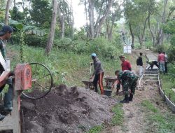 Babinsa Massenreng Pulu Koramil 08/Lamuru Turut Bergotong Royong Pengecoran Jalan Tani