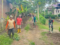 Babinsa Selli Koramil 09/Lapri Bersama Warga Gotong Royong Perbaiki Jalan Desa