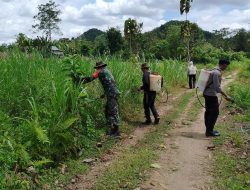 Babinsa Kanco Koramil Cina Bersama Warga Gelar Karbak Pembersihan Rumput Liar