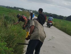 Babinsa Unra Koramil 06/Awangpone Bersama Warga Laksanakan Karya Bakti Bersihkan Jalan 