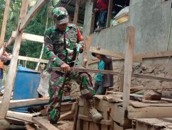 Babinsa Koramil 19/Kahu Bantu Warga Bangun Dapur Rumah Di Desa Lalepo