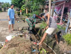 Bersama Masyarakat, Babinsa Kel. Unyi Koramil 02/Dua Boccoe Bersihkan Selokan Air Antisipasi Banjir