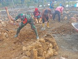 Jalin Hubungan Baik, Babinsa Cenrana Bantu Pembuatan Pondasi Rumah Milik Warga Binaan