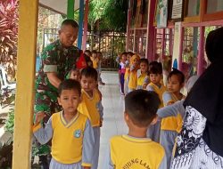 Sambangi Sekolah TK Di Desa Ujung Lamuru, Babinsa Koramil 09/Lapri Berikan Motivasi Belajar