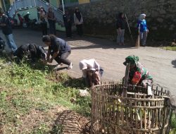 Kebersamaan Babinsa Raja Koramil 18/Kajuara Bersama Warga, Laksanakan Karya Bakti Bersihkan Lingkungan