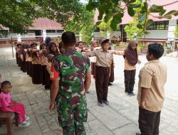 Tanamkan Disiplin Sejak Dini, Babinsa Mare Latih PBB Dan Wasbang Siswa SD 238