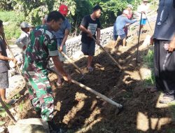 Bahu Membahu Babinsa Libureng Bersama Warga Desa Tompo Bulu Gotong Royong Membangun Jalan Tani