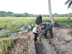 Babinsa Koramil 04/Tellusiatinge Bersama Warga Perbaiki Selokan Yang Rusak