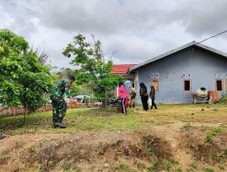 Peduli Lingkungan, Babinsa Salebba Koramil Ponre Kerja Bakti bersama Ibu – Ibu PKK