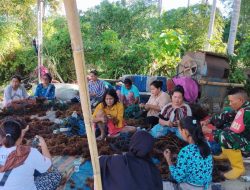Babinsa Koramil 03/Cenrana Mendampingi Masyarakat Kel. Ujung Tanah Membudidaya Rumput Laut