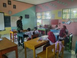 Babinsa Maduri Koramil 21/Palakka Memberikan Materi Wawasan Kebangsaan Kepada Murid SD Di Wilayah Binaan