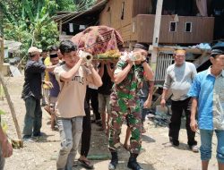 Babinsa Koramil 11/Barebbo Melayat Dan Ikut Menggotong Jenazah Warga Binaannya