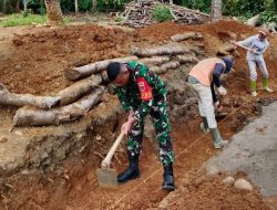 Babinsa Tadangpalie Koramil 05/Ulaweng Bantu Warga Binaan Gali Drainase