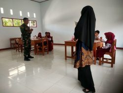 Sambangi Siswa Sekolah Dasar, Babinsa Koramil 07/Tanete Riattang Berikan Motivasi Belajar